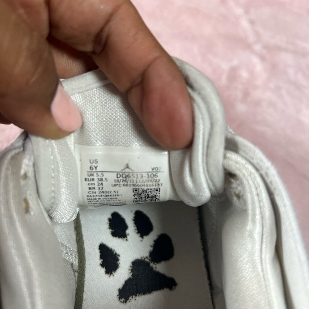 Nike Jordan Women's White and Pink Sneakers b64 - Picture 6 of 8